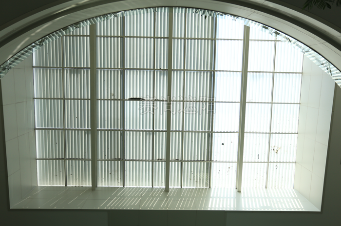 医院建筑大厅异形采光顶应用电动梭形百叶遮阳内部实景效果