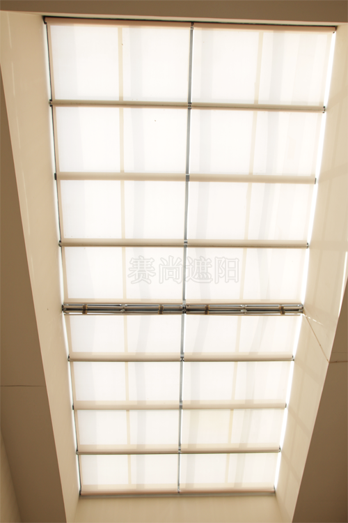 医院建筑大厅方形采光顶应用电动天棚帘遮阳内部实景效果